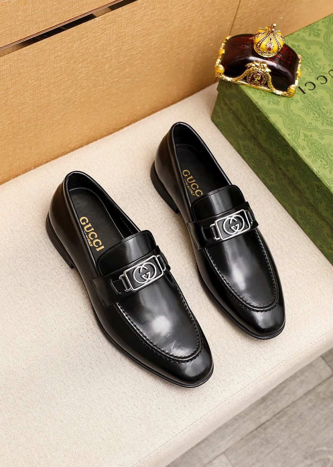 Men's shoes 💰460 💐 Product trademark: GUCCI "Gucci" casual leather shoes Regular size: 39-45 (38.45🉑️customized) Product materials: Selected imported first-layer open-edge beaded cowhide leather upper + luxury hardware buckle, imported cowhide leather lining. Strong three-dimensional visual effect, rubber outsole Color: 1⃣️color optional